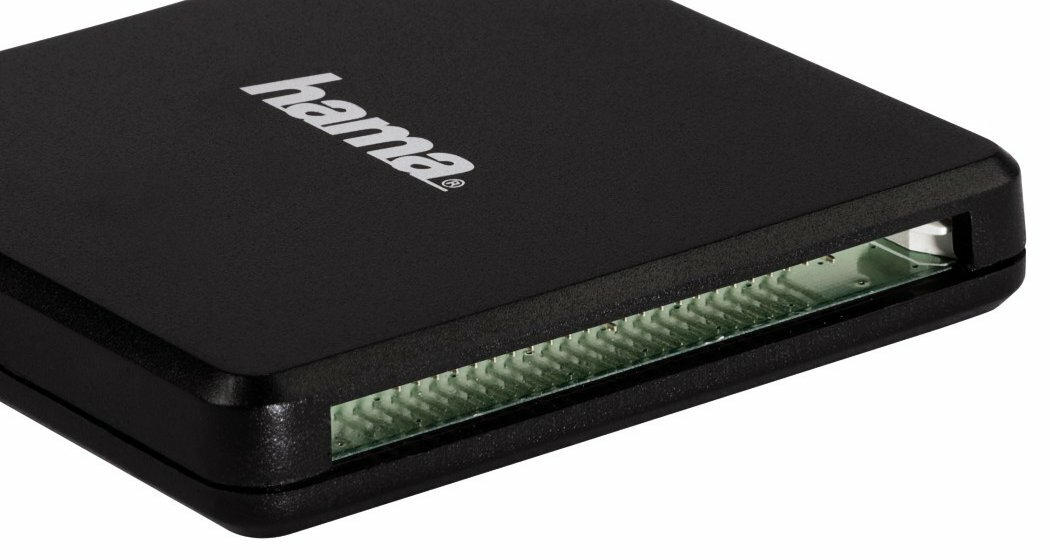Zbliżenie czarnego czytnika kart z logo 'hama'.