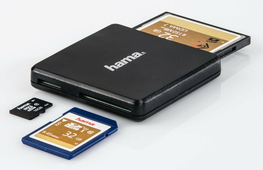Czarny czytnik kart Hama z kartami SD, microSD i CF. Karty są włożone.