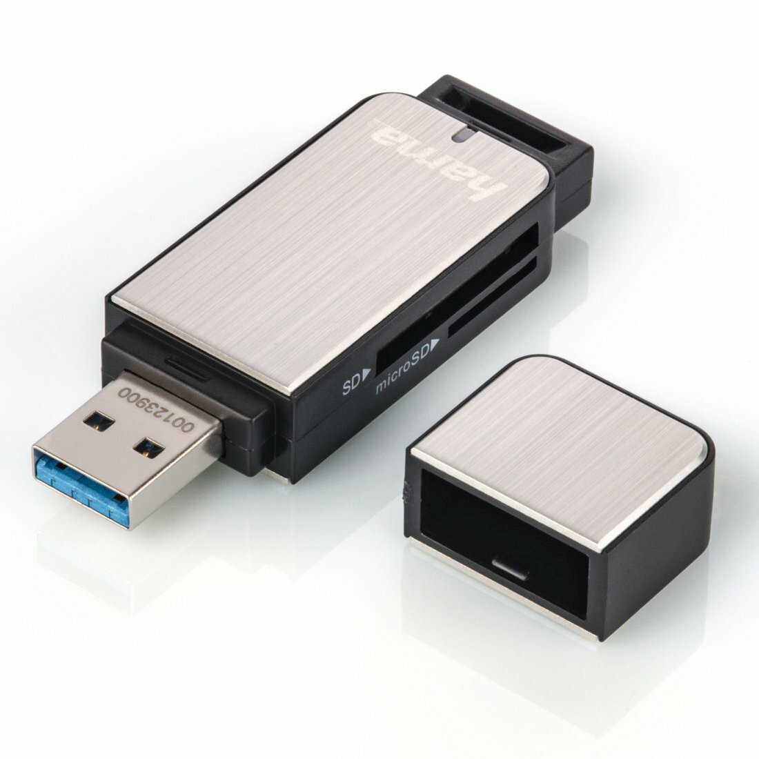 Czytnik kart USB z gniazdami SD i microSD. Srebrny wierzch, czarny korpus i złącze USB.