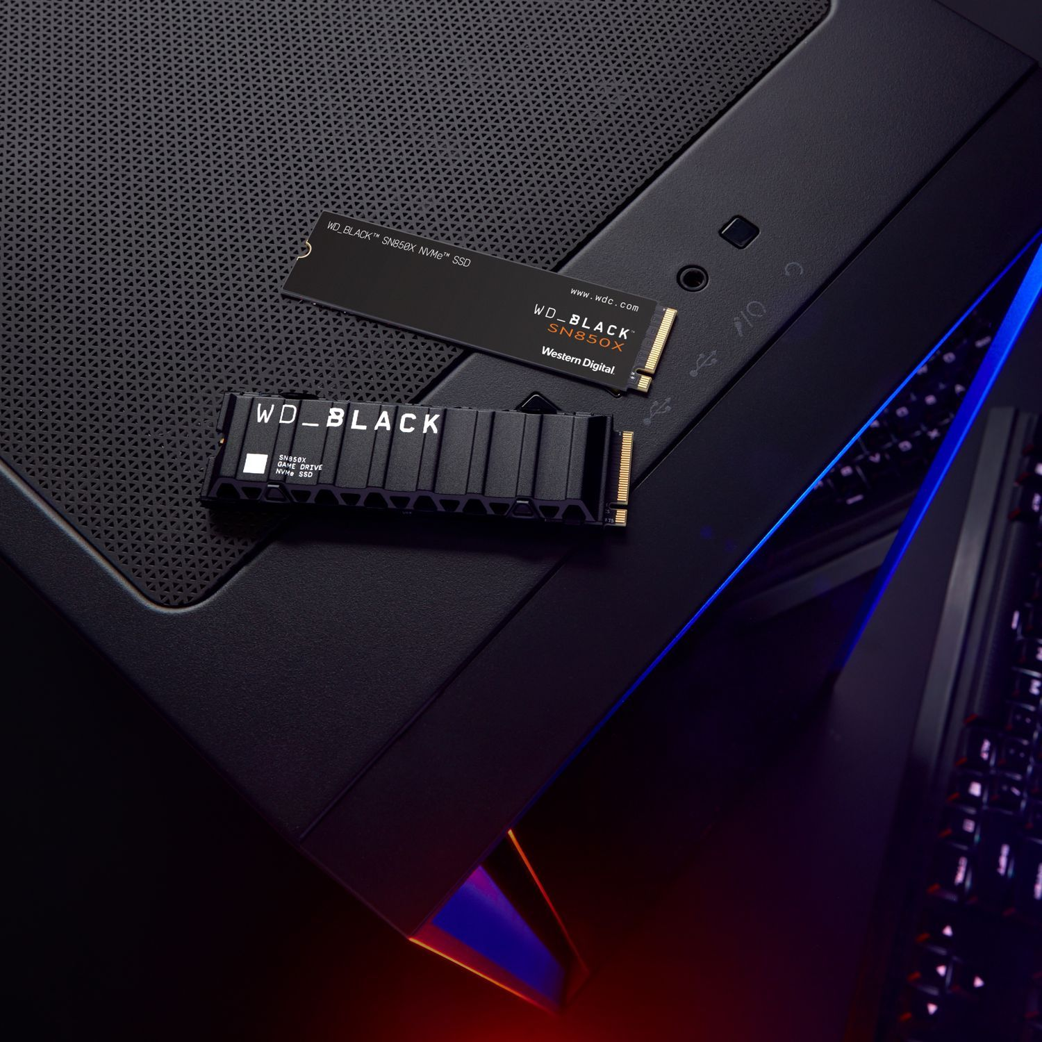 Twee NVMe SSD's op een donker oppervlak. Eén heeft een heatsink. Western Digital merk.