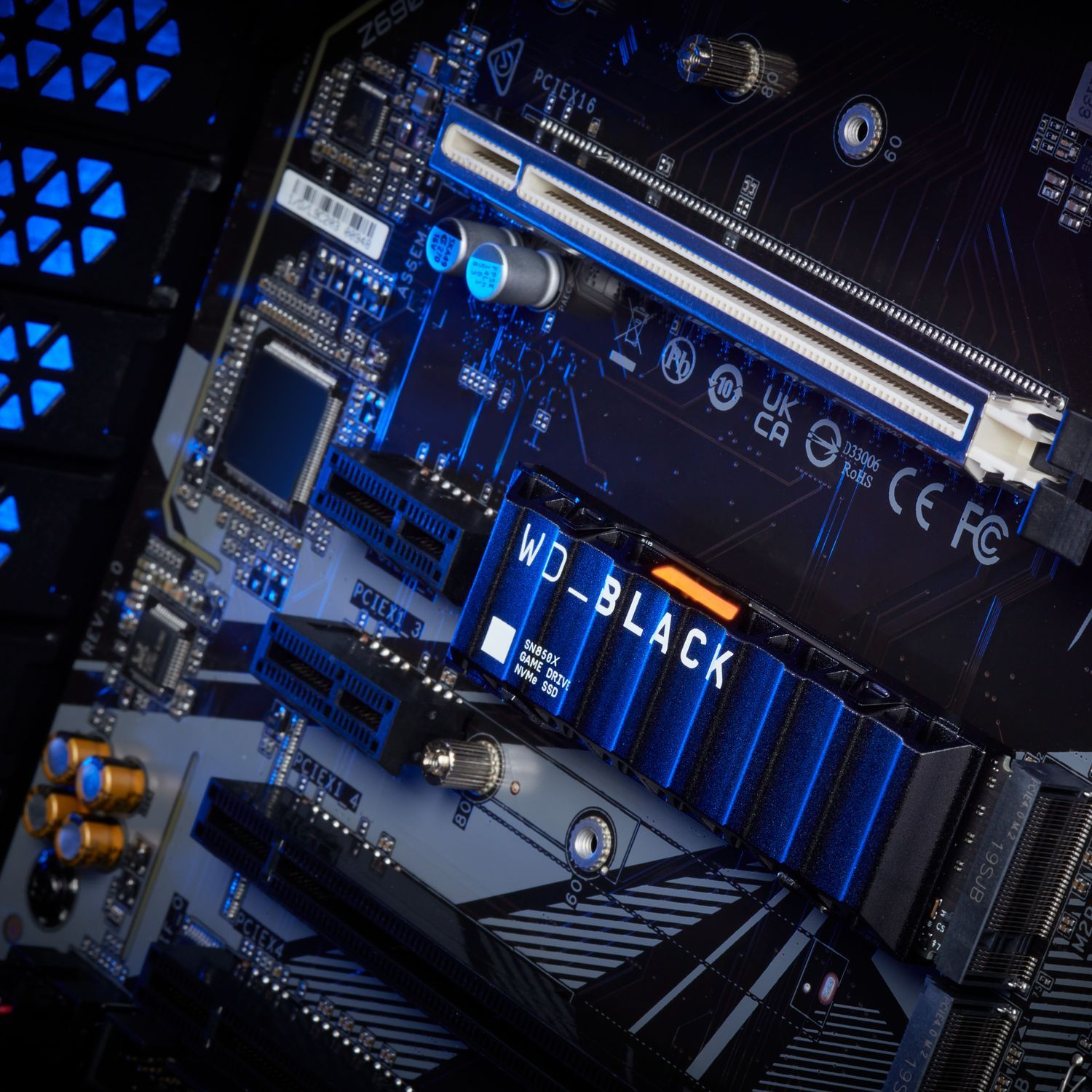 Computer moederbord met een WD_BLACK drive die blauw oplicht, in een donkere omgeving.