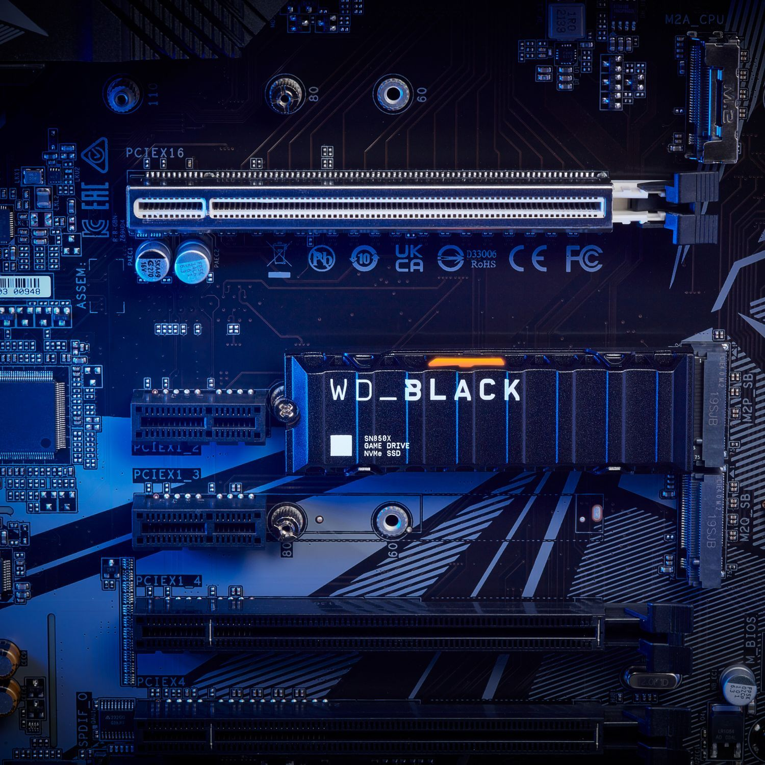 Een computer moederbord met een WD_BLACK NVMe SSD geïnstalleerd in de sleuf.