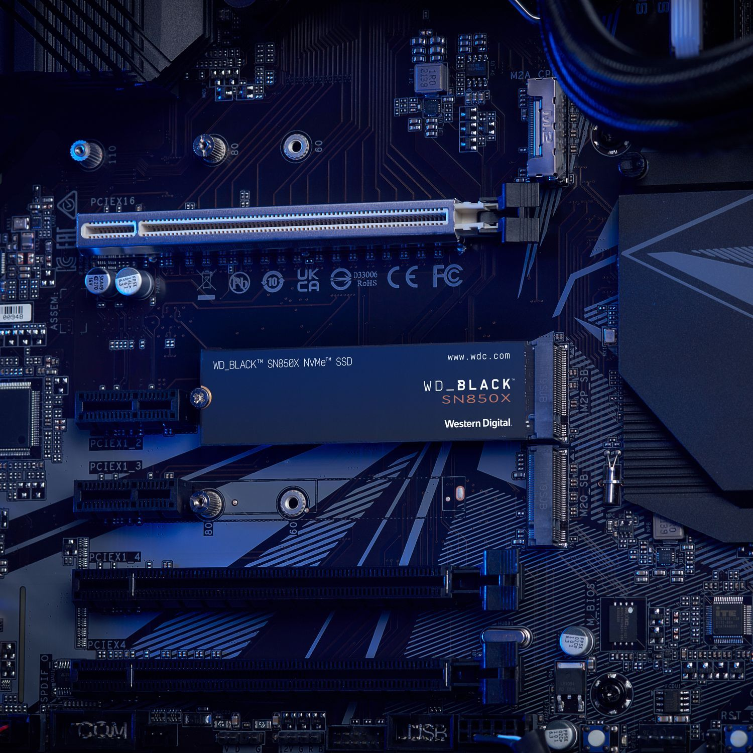 Close-up van een computer moederbord met een WD_BLACK SN850X NVMe SSD geïnstalleerd.