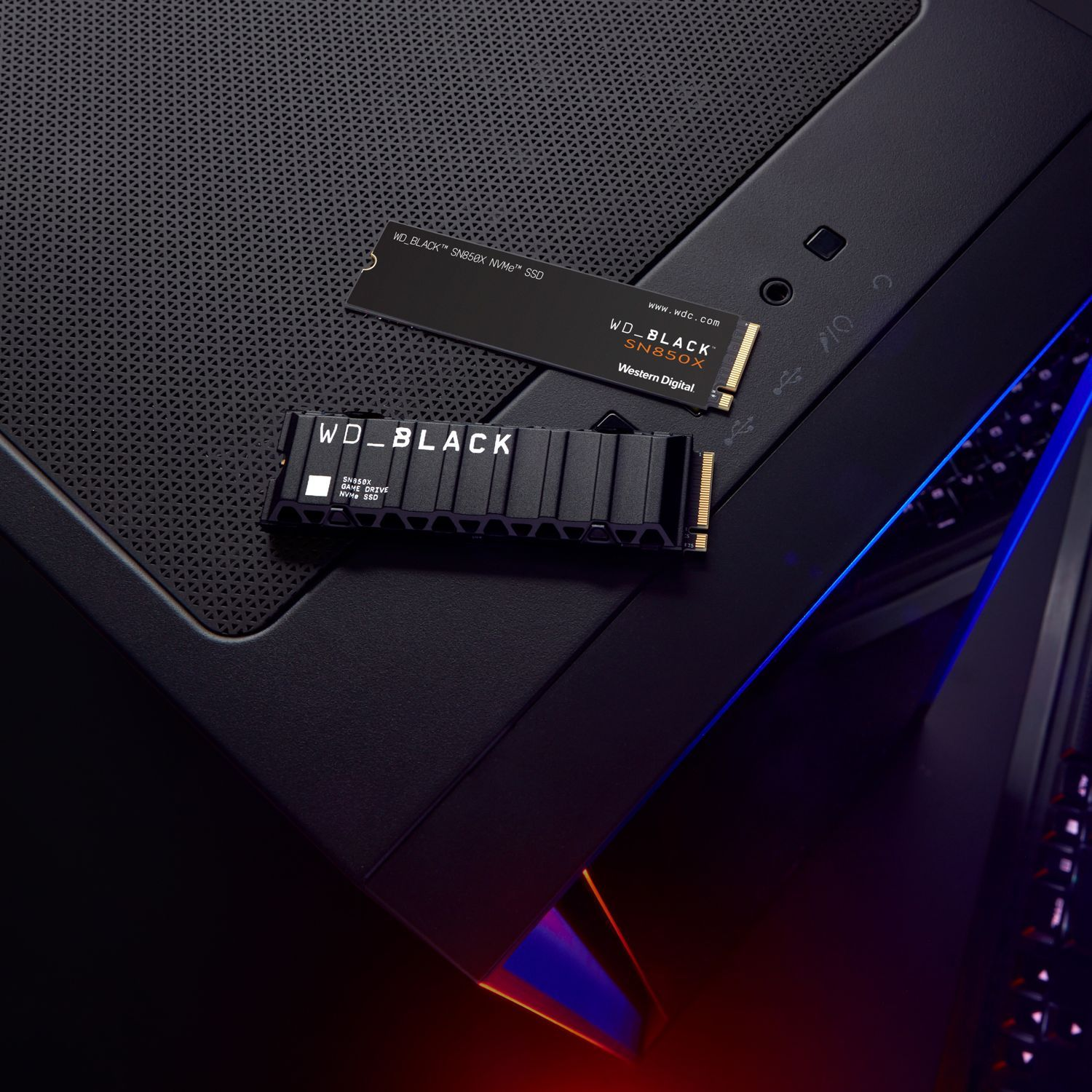 Twee zwarte WD_BLACK SSD's op een zwarte computer. Eén zit in een zwart koellichaam.