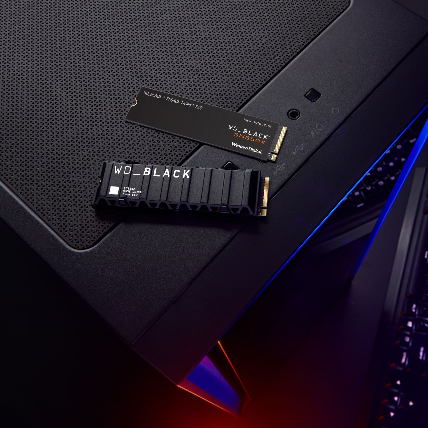Twee WD_BLACK SSD's op een donkere computerkast. Eén is een stick SSD, de andere is kleiner.