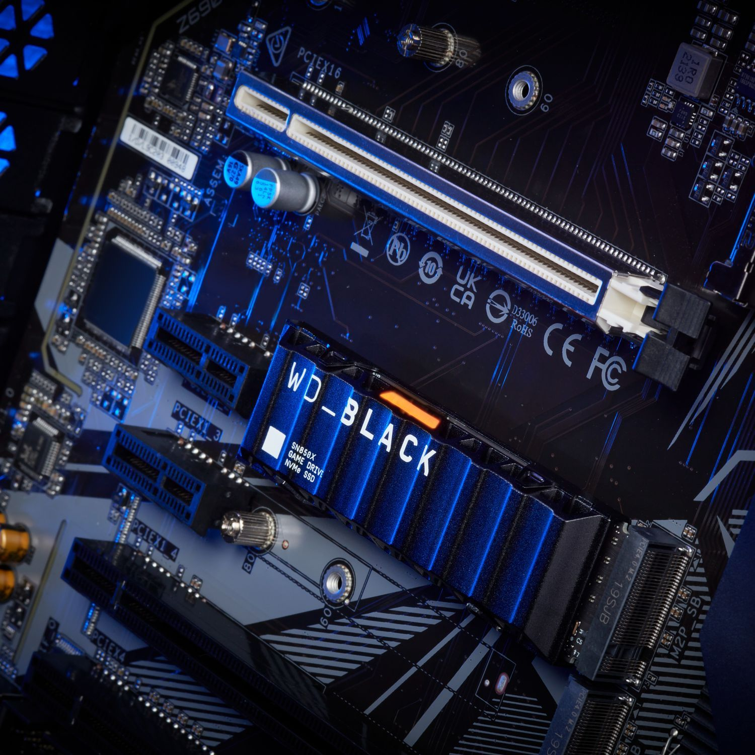 Een moederbord met een WD_BLACK SSD geïnstalleerd. De SSD is blauw met een zwarte streep en oranje licht.