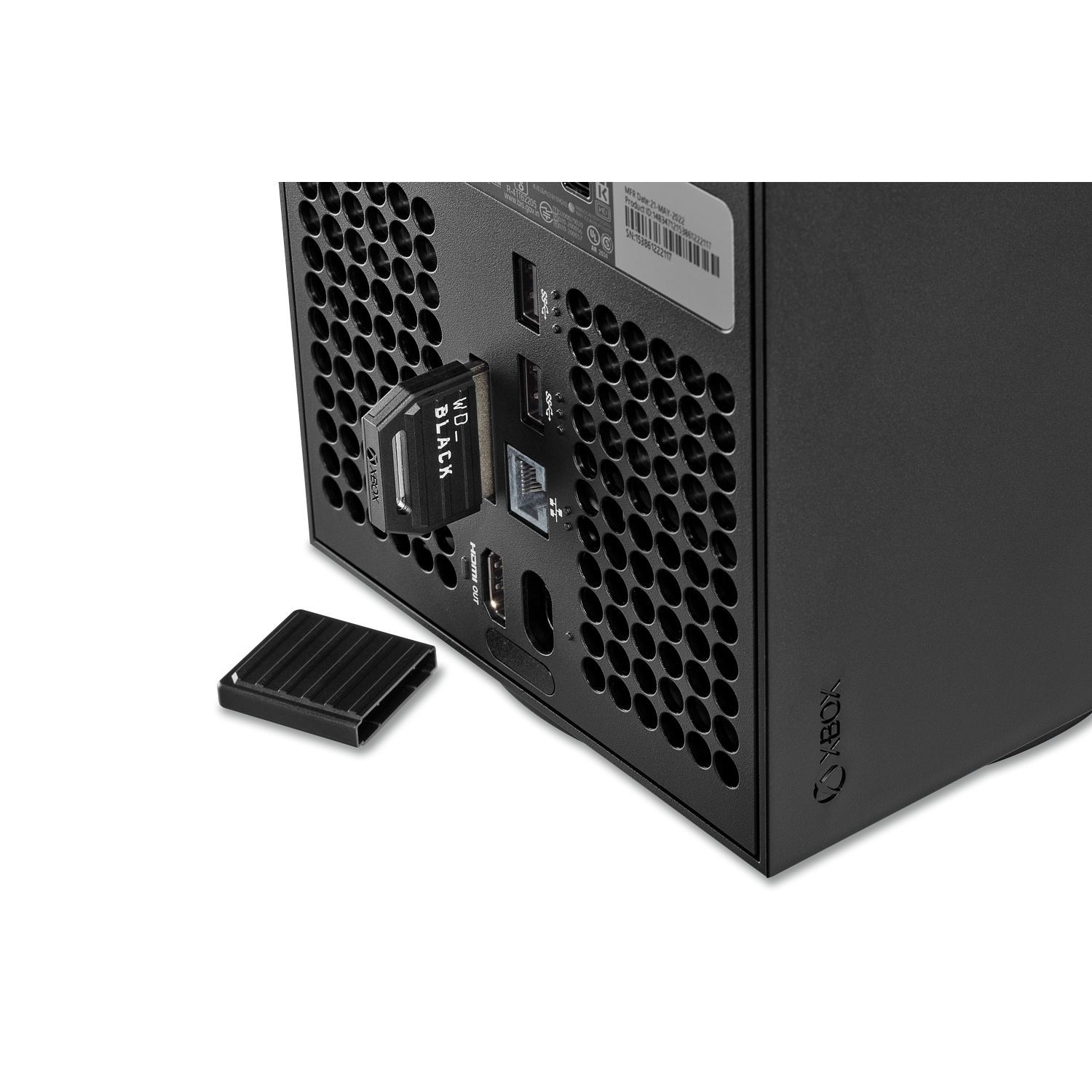 L'arrière d'une Xbox Series X noire avec une carte d'extension de stockage WD Black insérée.