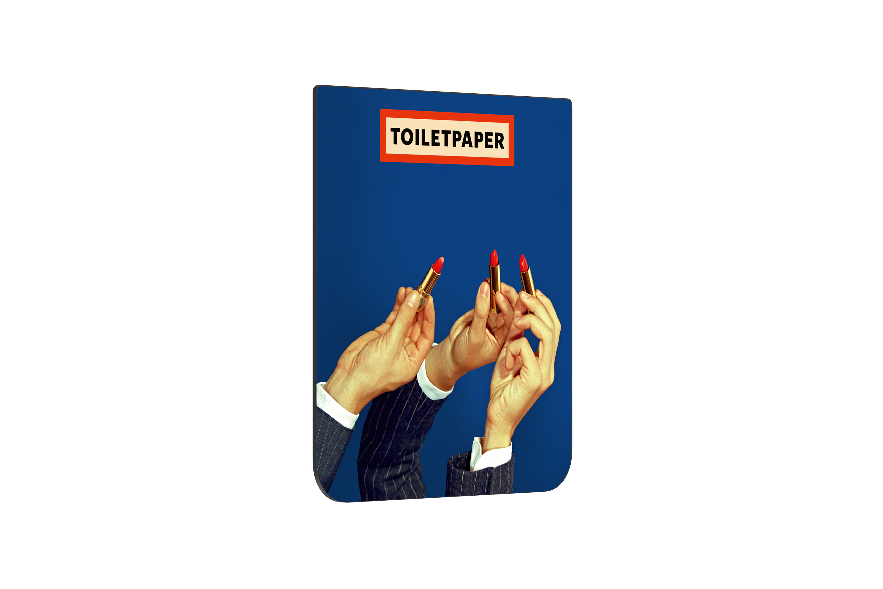 Manos sosteniendo labiales rojos sobre fondo azul, con un letrero que dice 'Toiletpaper'.