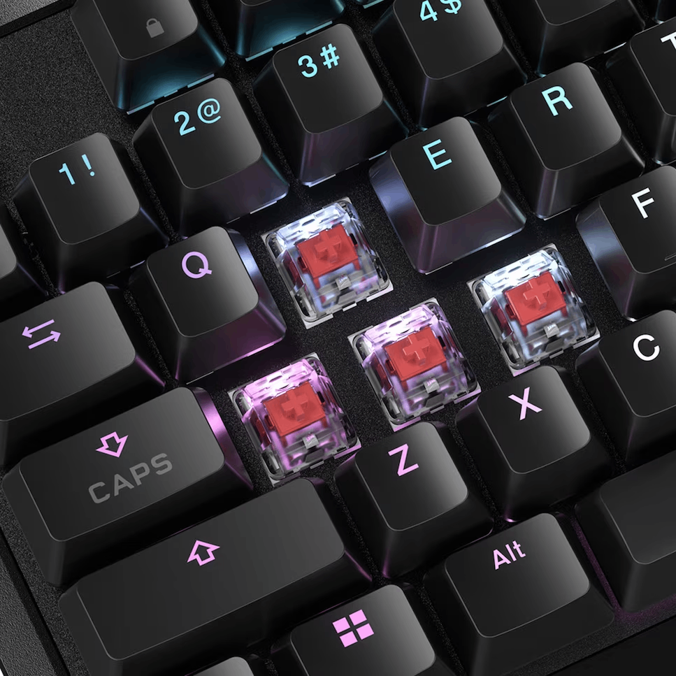 Primer plano de un teclado mecánico. Interruptores rojos visibles debajo de las teclas negras.