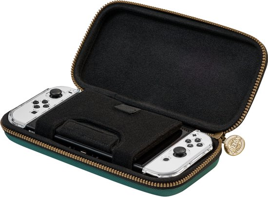 Een groene Switch-hoes met een rits. Binnenin zitten een Switch en Joy-Cons.