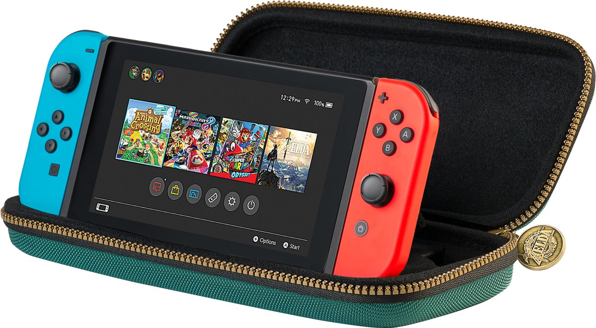 Een Nintendo Switch in een open groene draagtas. Meerdere gamecovers worden op het scherm weergegeven.