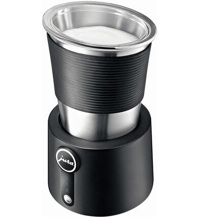 Czarny i srebrny spieniacz do mleka Jura. Piana wewnątrz pojemnika. Czarna podstawa z logo.