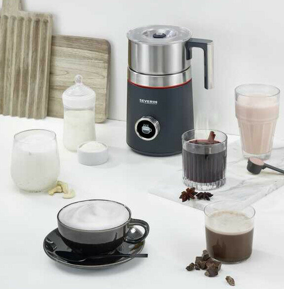 Czarna patelnia z długim czarnym uchwytem i czerwonym okręgiem. Zielony i niebieski tekst po prawej.