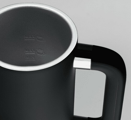 Zbliżenie czajnika, pokazujące wskaźniki poziomu wody min. i max.