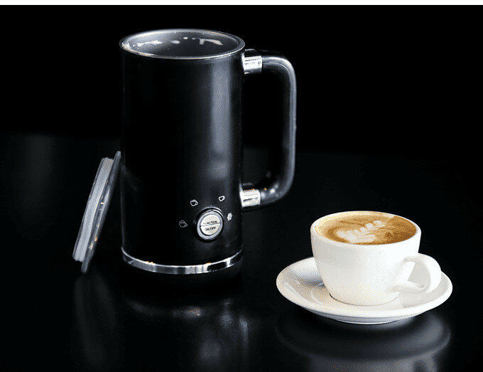 Czarny spieniacz do mleka i filiżanka latte na białym spodku. Czarne tło.