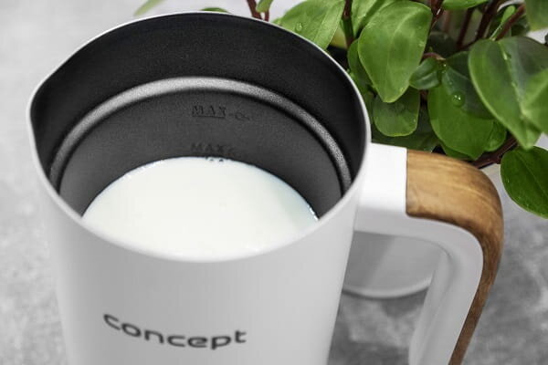 Butelka ze stali nierdzewnej z czerwoną, teksturowaną powierzchnią.