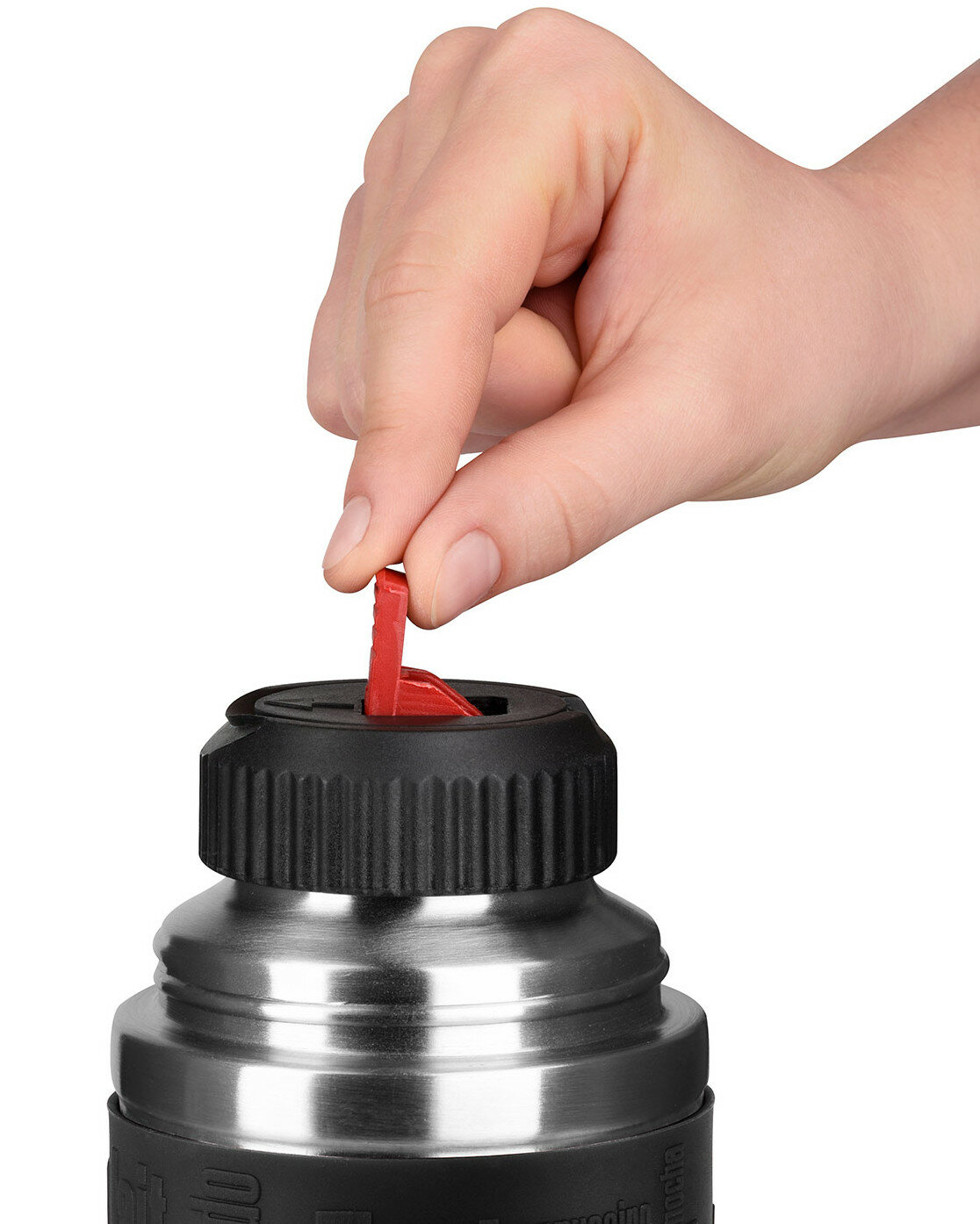 Dłoń otwierająca czerwony dzióbek srebrno-czarnej, izolowanej butelki na wodę.