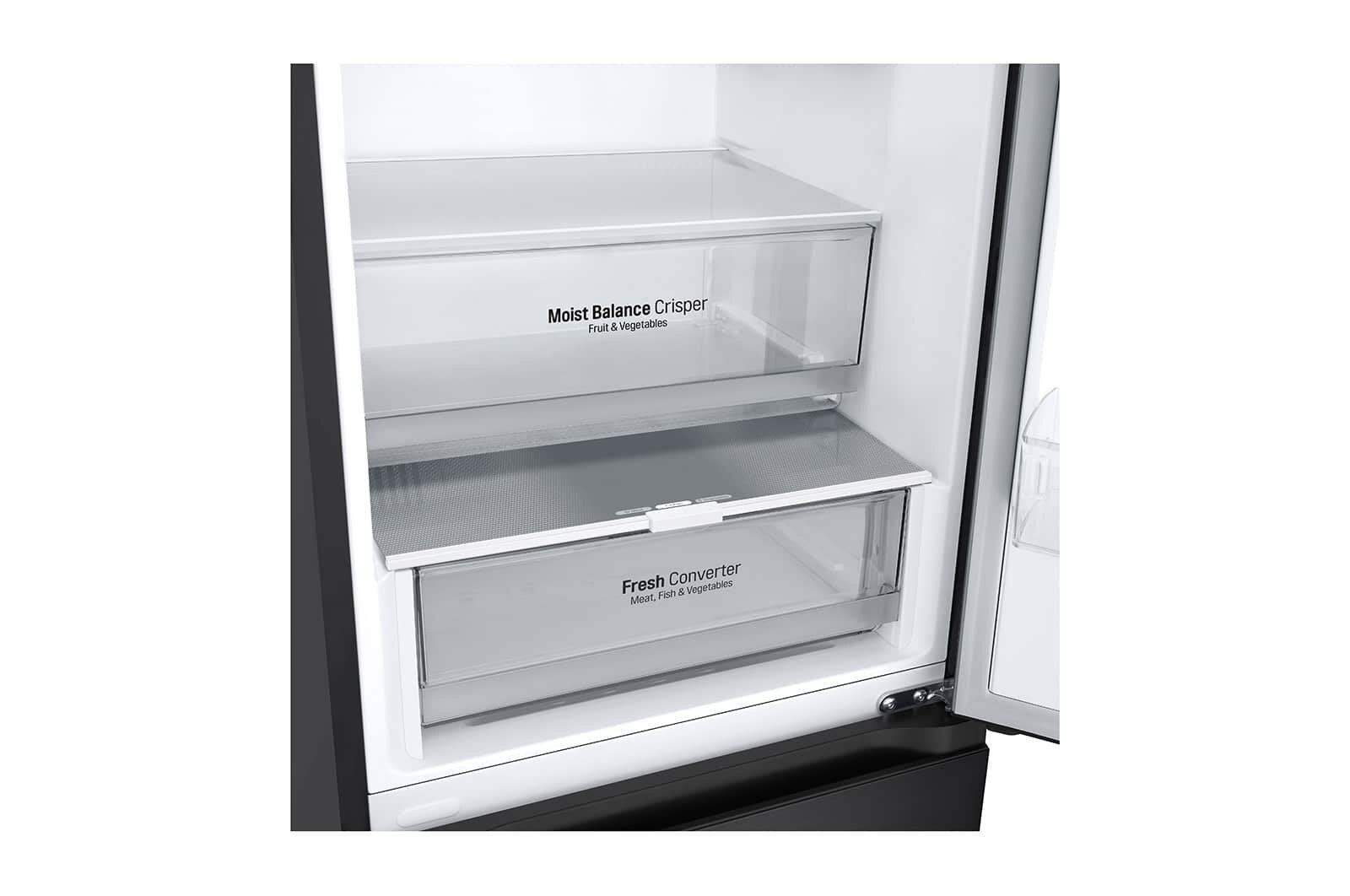 Wnętrze lodówki z dwiema szufladami oznaczonymi 'Moist Balance Crisper'.