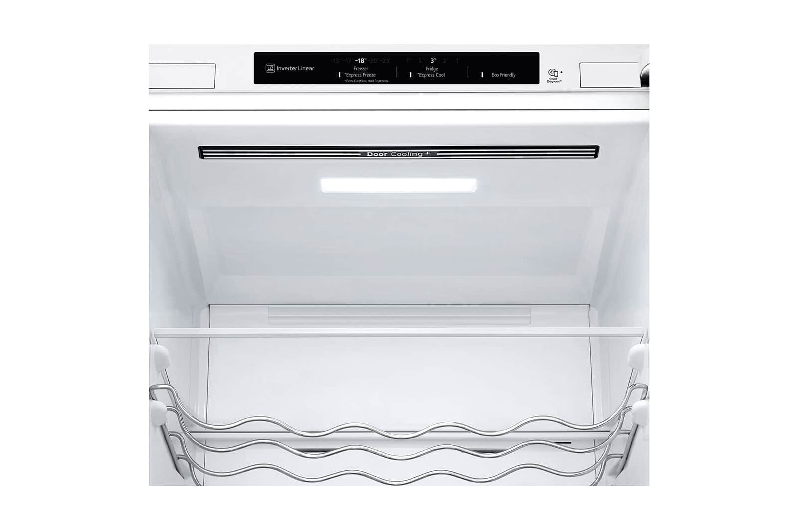 Białe wnętrze lodówki. Posiada elementy sterujące, światło i chromowany stojak druciany.