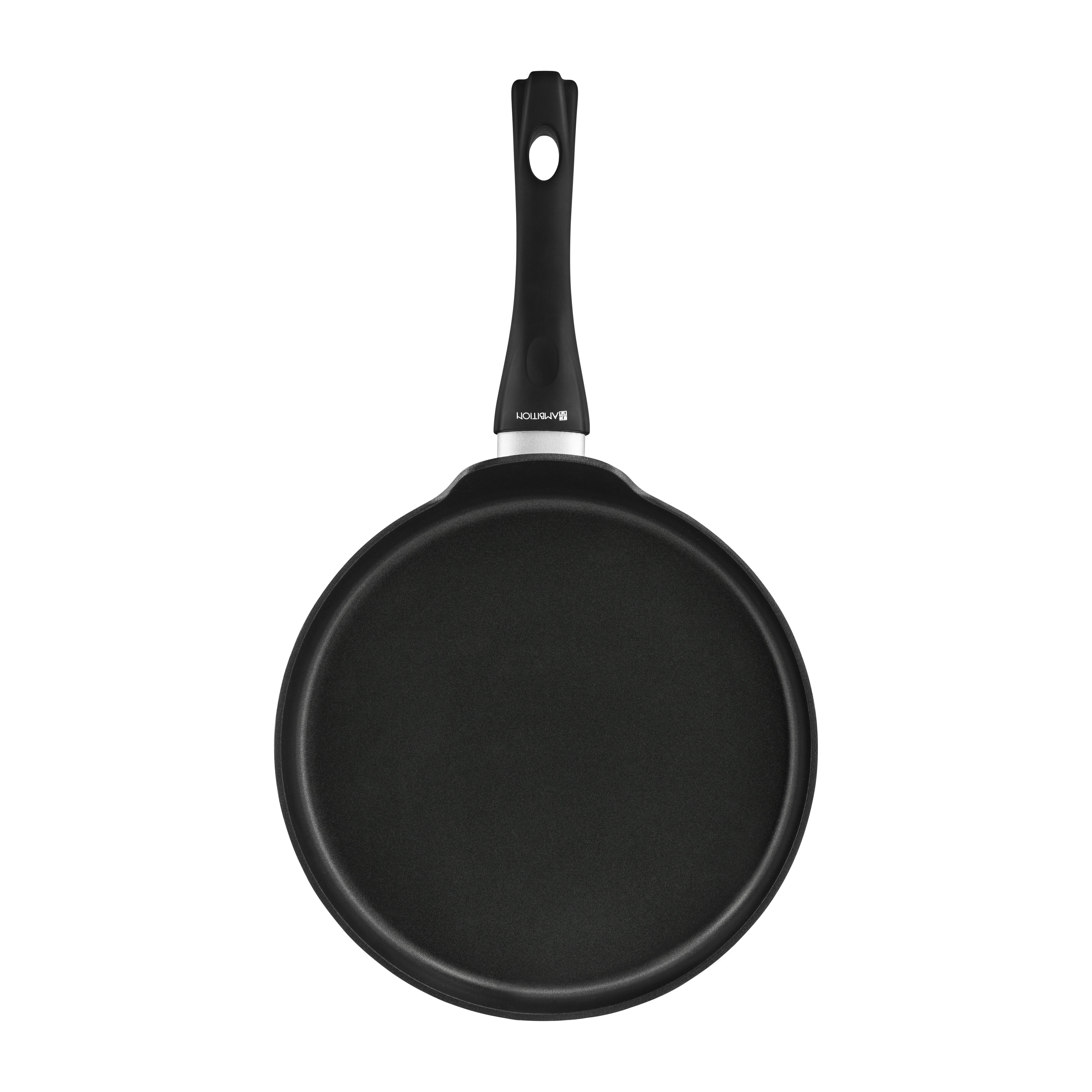 Czarna patelnia, widok z góry. Okrągły kształt, długi uchwyt. Powierzchnia nieprzywierająca. Białe tło.