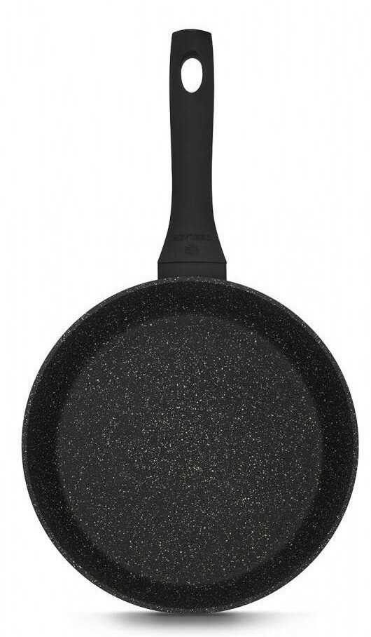 Czarna patelnia z nakrapianym wnętrzem i czarnym uchwytem, na białym tle.
