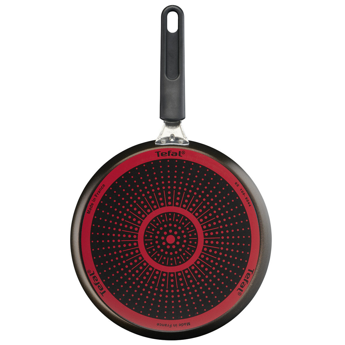 Spód czarnej i czerwonej patelni z logo Tefal.