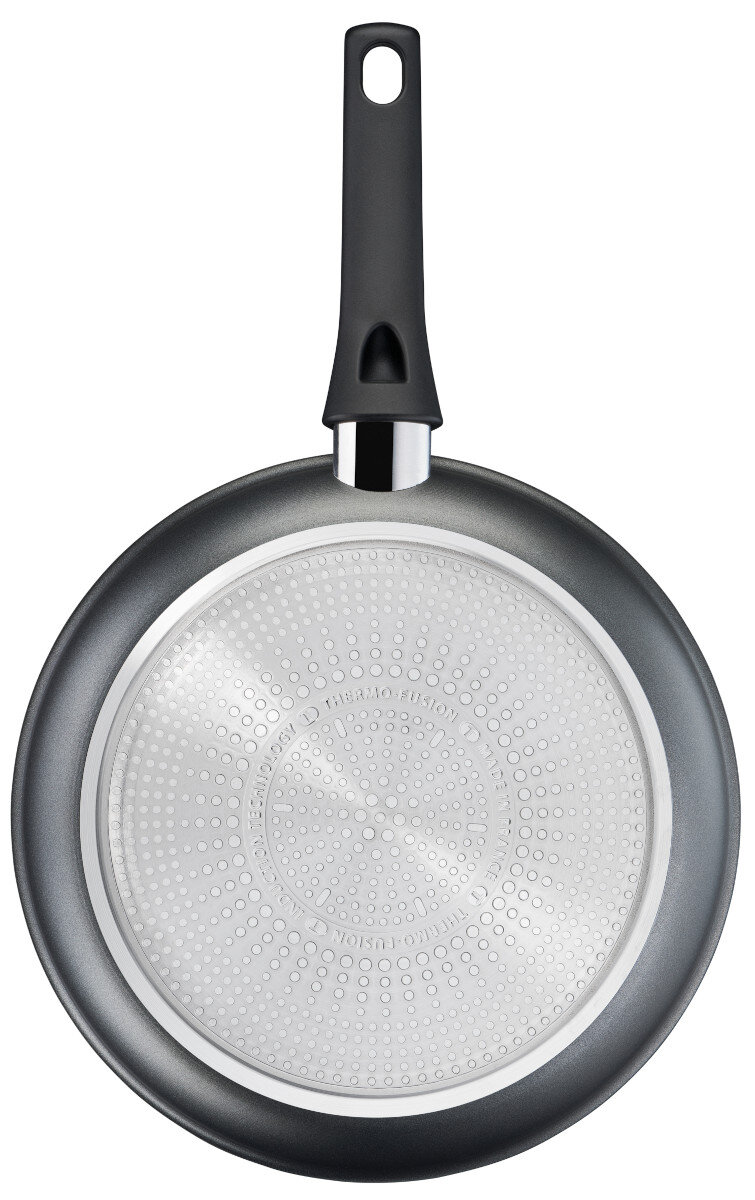 Czarna patelnia, widok od spodu. Srebrna podstawa, czarny uchwyt. Widoczny Thermo-Spot.