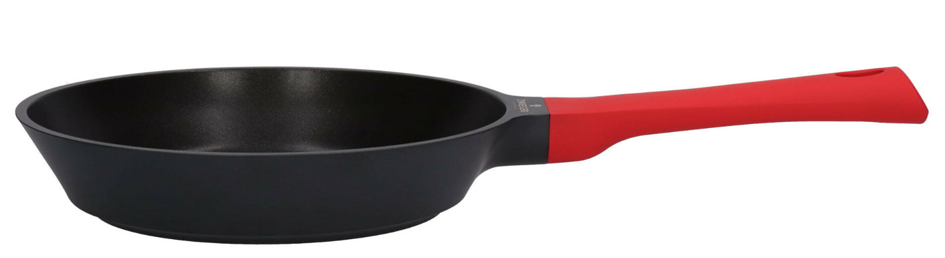 Czarna patelnia z czerwonym uchwytem. Patelnia jest na białym tle. To narzędzie kuchenne.