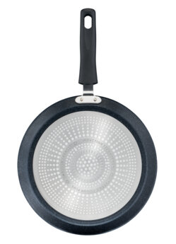 Patelnia z jasnym wnętrzem i czarnym uchwytem, na białym tle.