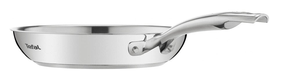 Patelnia ze stali nierdzewnej z uchwytem na białym tle, widok z boku.