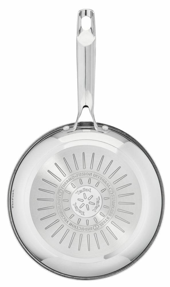 Patelnia ze stali nierdzewnej z długim uchwytem. Widoczne dno patelni.