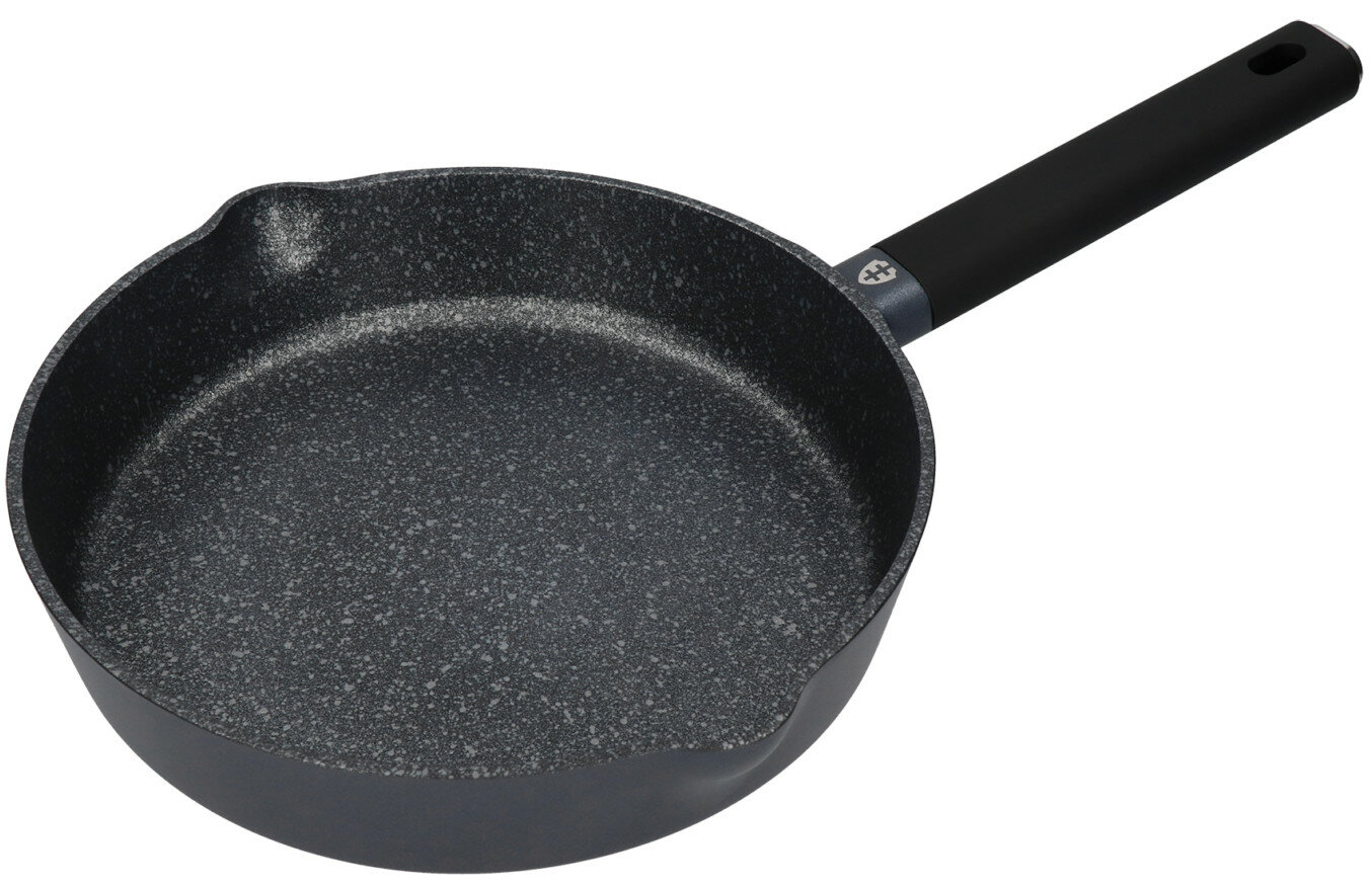 Czarna patelnia z szarym wnętrzem i czarnym uchwytem, widok z góry.