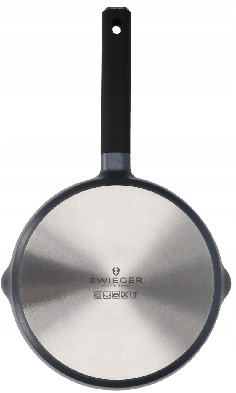 Spód czarnej patelni ze srebrnym wnętrzem, z nazwą marki i logo.