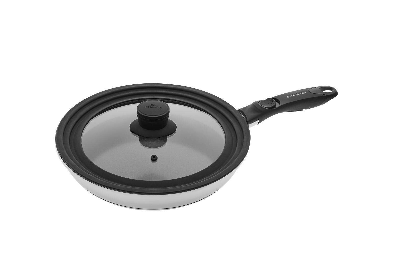 Biała i srebrna patelnia z przezroczystą pokrywką. Czarny uchwyt i rant, widok z boku.