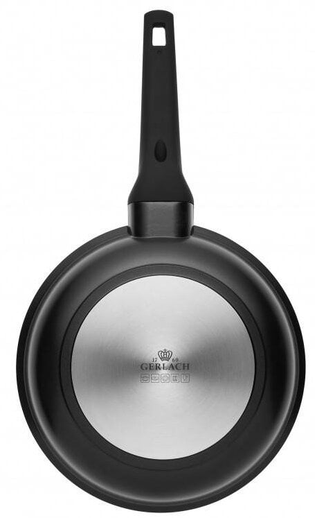 Czarna patelnia, spodem do góry, z widocznym logo Gerlach.