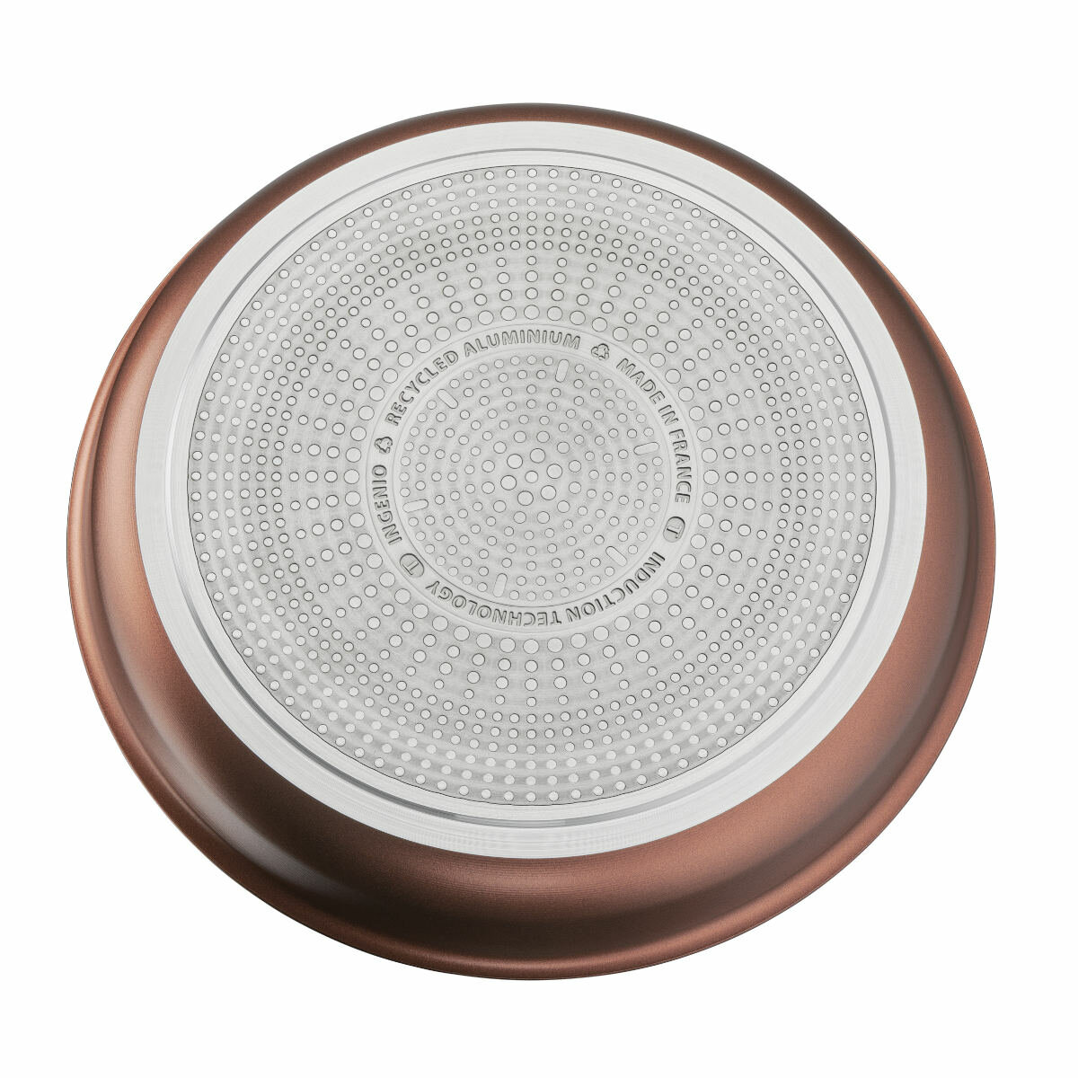 Widok od spodu na patelnię z brązowym zewnętrzem i srebrnym wnętrzem. Spód ma wzór.