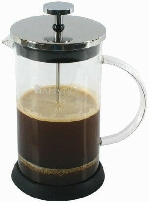 French press z kawą. Szklany pojemnik z czarną podstawą i pokrywą.