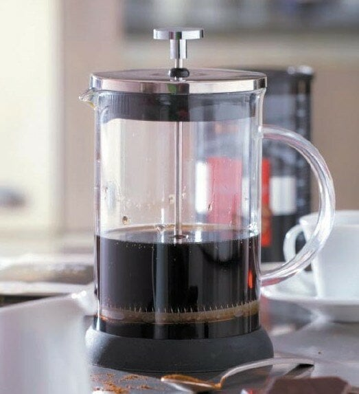Kawiarka typu french press z kawą w środku.