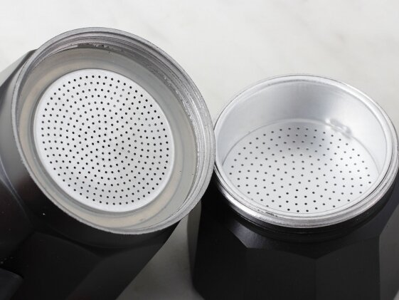 Otwarte czarne elementy kawiarki Moka; ekspres do kawy.