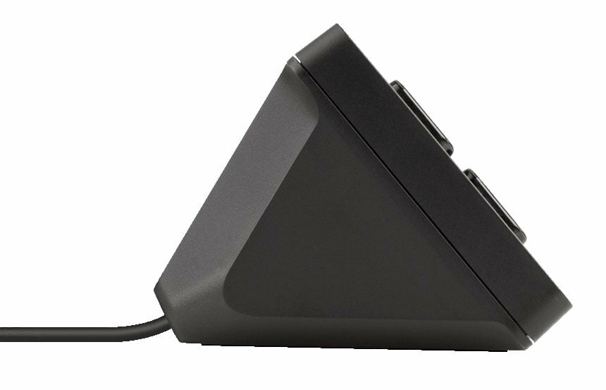 Czarny przedłużacz. Widok z boku pokazuje kątowe gniazda i kabel.