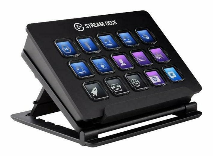 Czarny Stream Deck z 15 podświetlanymi przyciskami. Przyciski pokazują różne ikony. Czarny stojak.