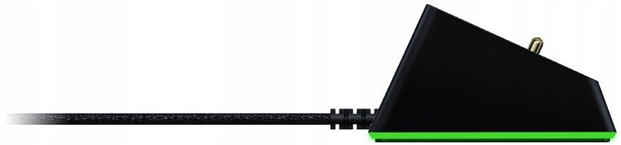 Czarne urządzenie z zielonym światłem i podłączonym kablem. Widok z boku na białej powierzchni.