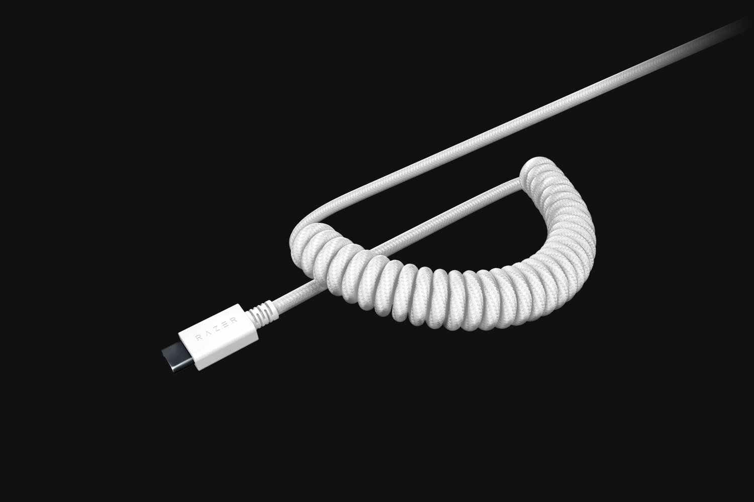 Biały spiralny kabel USB Razer na czarnym tle. Widoczne logo Razer.