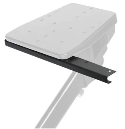 Czarny wspornik przymocowany do białego urządzenia na jasnoszarym tle.