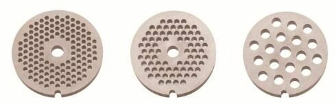 Trzy metalowe płyty do mielenia o różnych wzorach otworów: małe, średnie i duże.