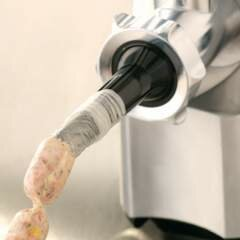 Kiełbasa wyciskana z maszynki do mięsa.