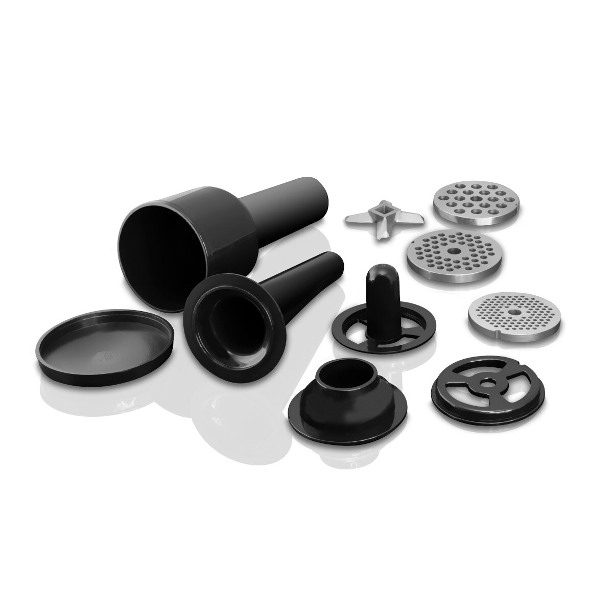 Czarne części maszynki do mięsa na białym tle. Zawiera lejki, ostrza i płyty.