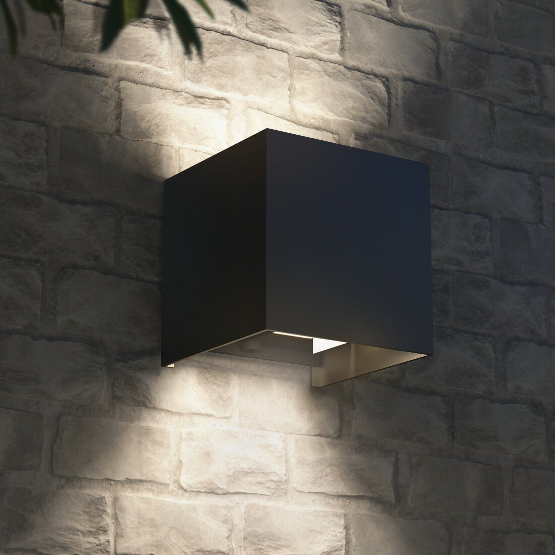 Czarna kwadratowa zewnętrzna lampa ścienna na ceglanej ścianie. Światło świeci w dół.