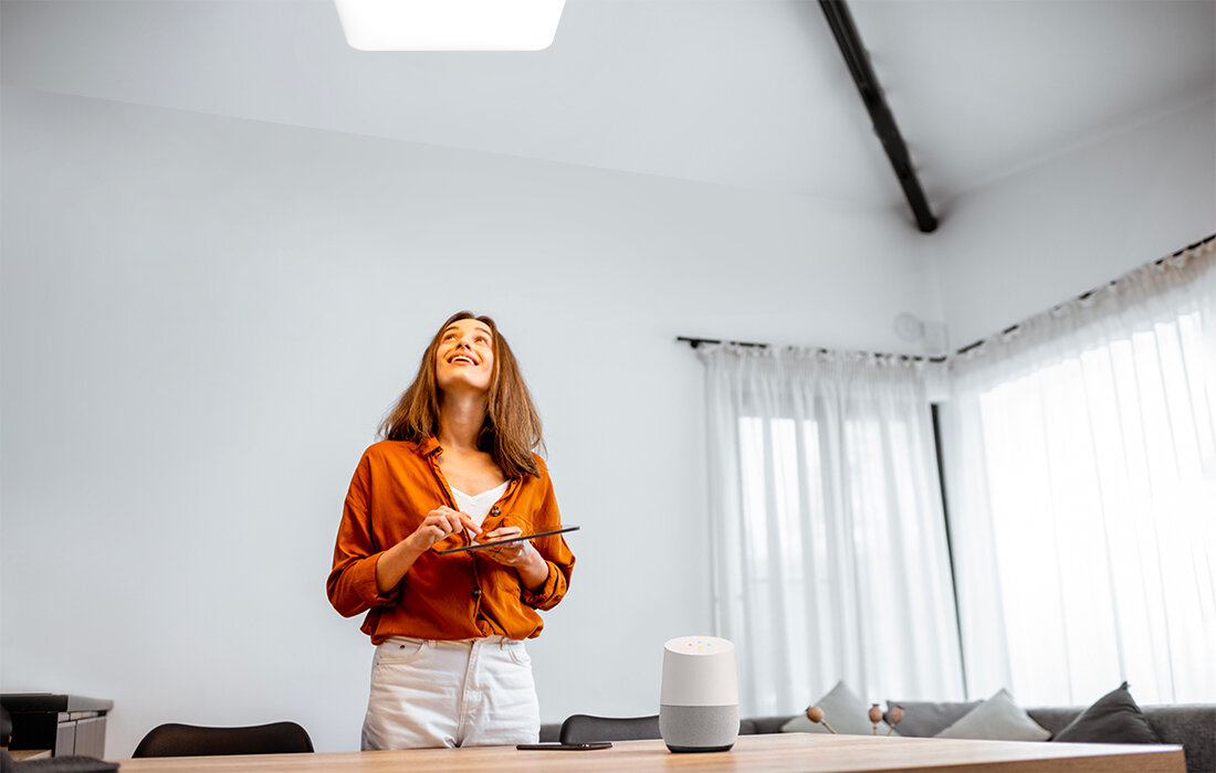 Tył książki z tekstem i kodem kreskowym, z logo firmy produkcyjnej.