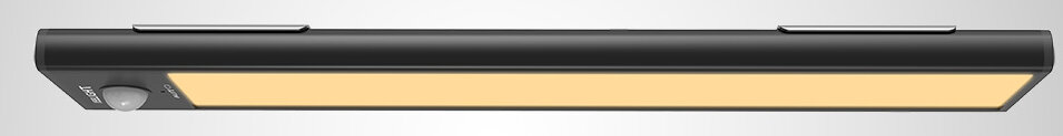 Czarna prostokątna lampa LED. Ma czujnik ruchu po lewej stronie. Światło jest włączone.